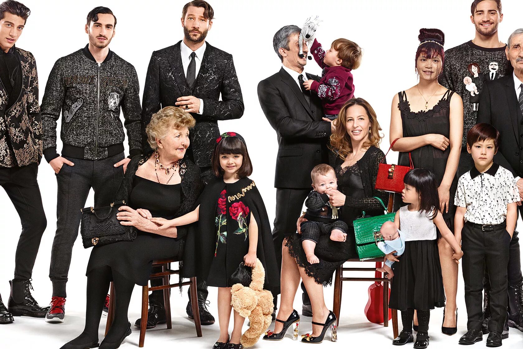 Рекламная кампания дольче габбана. Семейное застолье в италии. Бьянка балти дольче габбана семья. Дольче габбана итальянская семья. Большая итальянская семья.