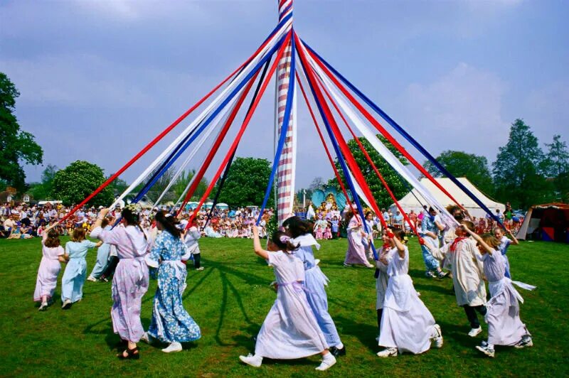 Как называется праздник 1. Maypole майское дерево. the maypole праздник в англии. майский праздник в великобритании (may day). мэй дэй праздник в англии.