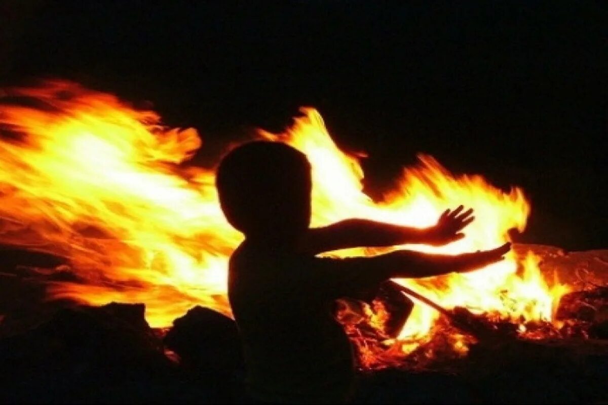 Fire child. Огонь для детей. Мальчик огонь. Ребенок горит. Дети у костра.