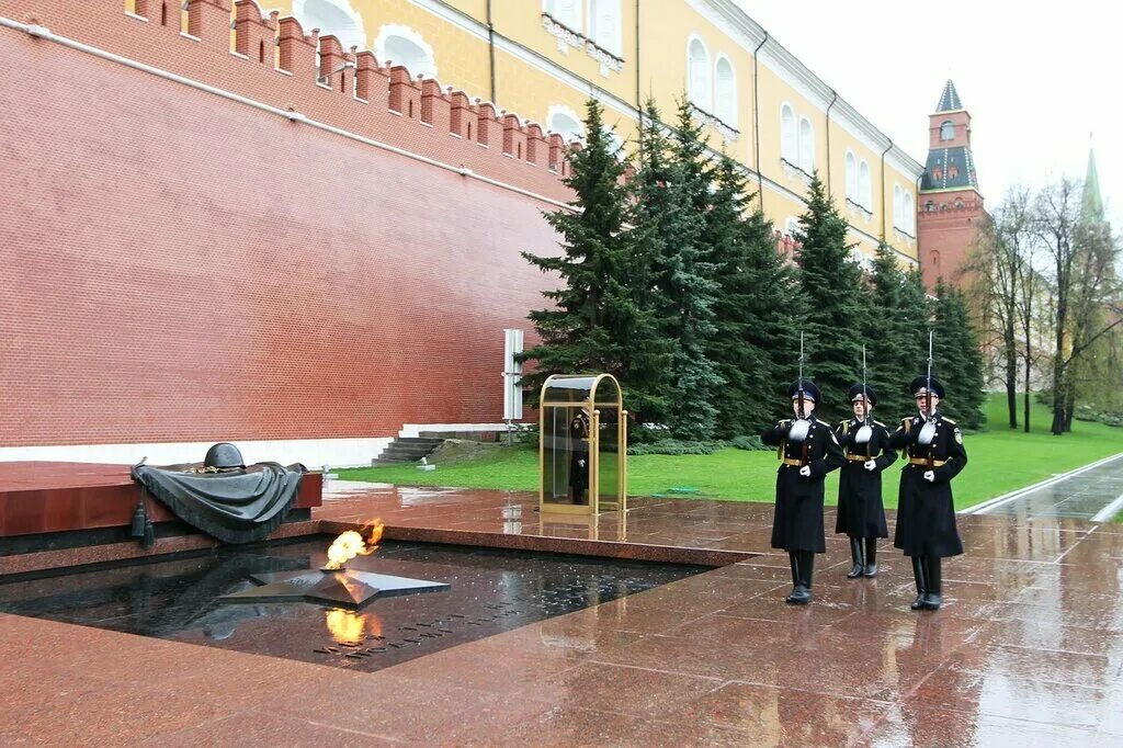 Какому событию посвящен памятник кремлевским курсантам. Могила неизвестного солдата Москва. Могила неизвестного солдата у кремлевской стены в Москве. Могила неизвестного солдата в Александровском саду в Москве. Александровский сад могила неизвестного солдата.