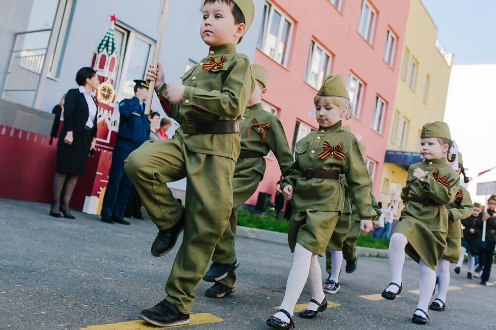 Детские военные парады. Дети маршируют. Дети на параде. Солдат с ребенком. 9 мая ученики