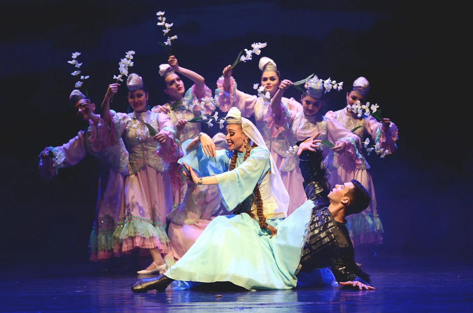 Национальные танцы в казани. Ансамбль казань. Ансамбль казань. Костюмы для танцевальных коллективов. Танцевальные коллективы казань.