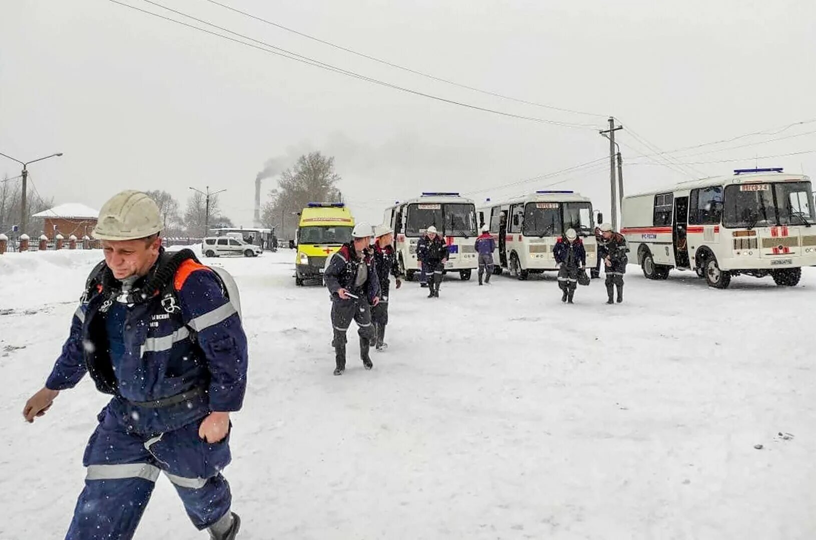 Шахтеры 13 человек последние новости. Шахта Листвяжная. Взрыв на шахте Листвяжная. Пожар на шахте Листвяжная. Шахта Листвяжная Кемеровская.