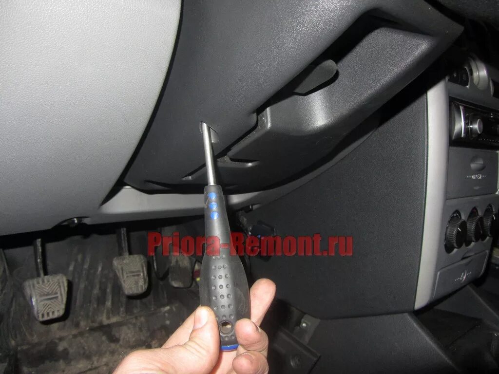 Зняцце і ўстаноўка абліцавальных кажухоў рулявой калонкі (Лада Прыёра 1, 2007-20