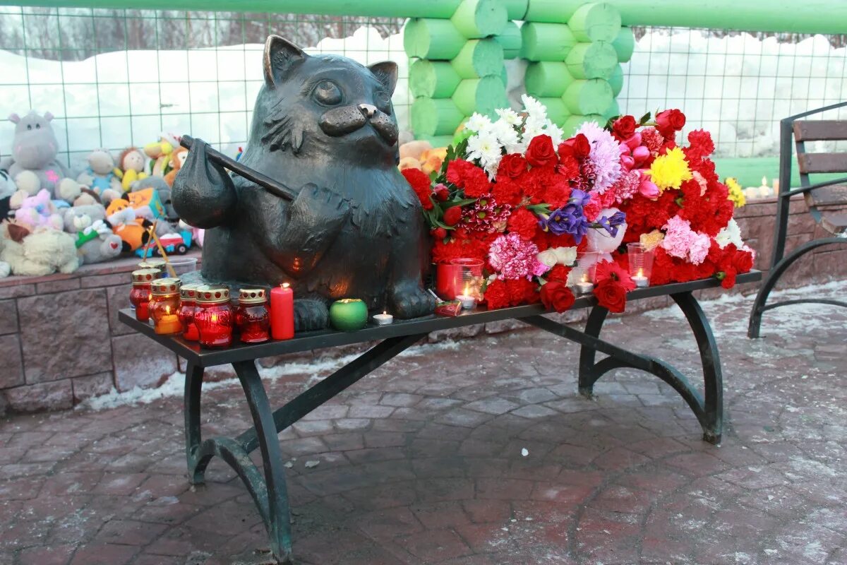Семена в мурманске. Памятник кота семена в мурманске. Памятник коту семену мурманская область. Памятник кота семена в мурманске. Памятник коту семёну в мурманске.