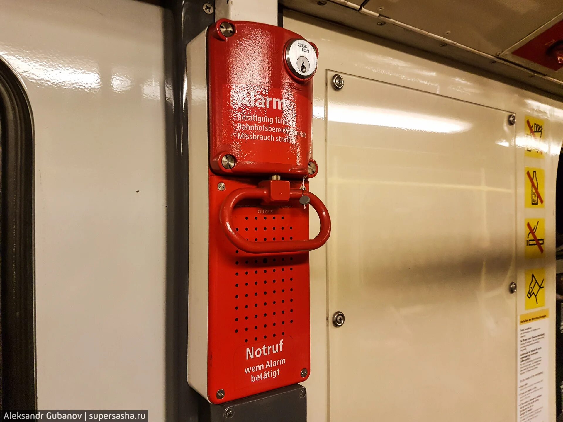 Стоп кран. Стоп кран в электричке. Стоп вагон. Стоп кран в электричке. Стоп кран в ласточке.