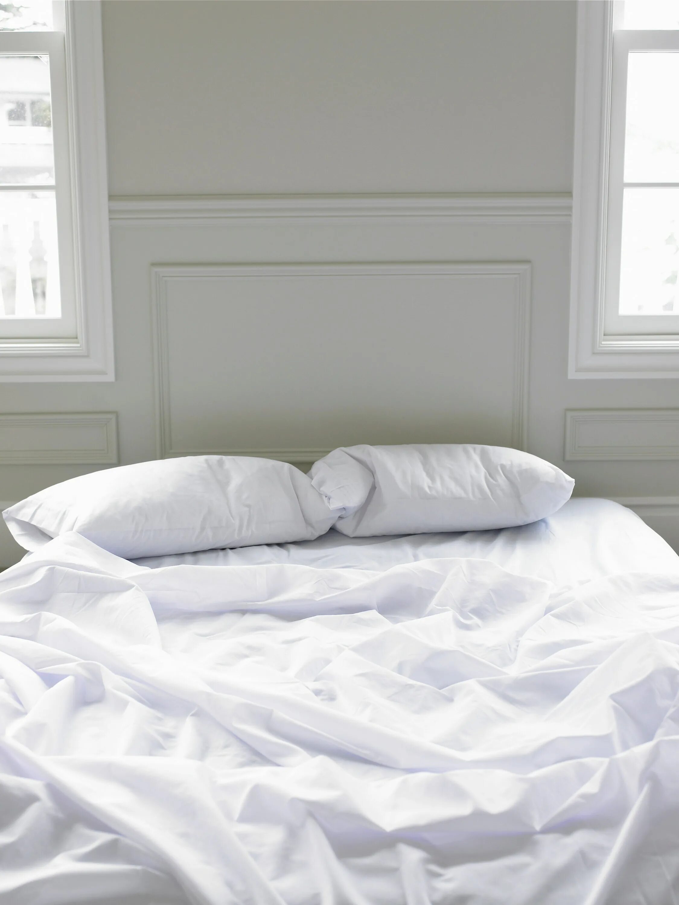 Видеть во сне белую простынь. К чему снится грязная кровать. Кровать с белой постелью. Мятая подушка. Видеть во сне белую простынь.