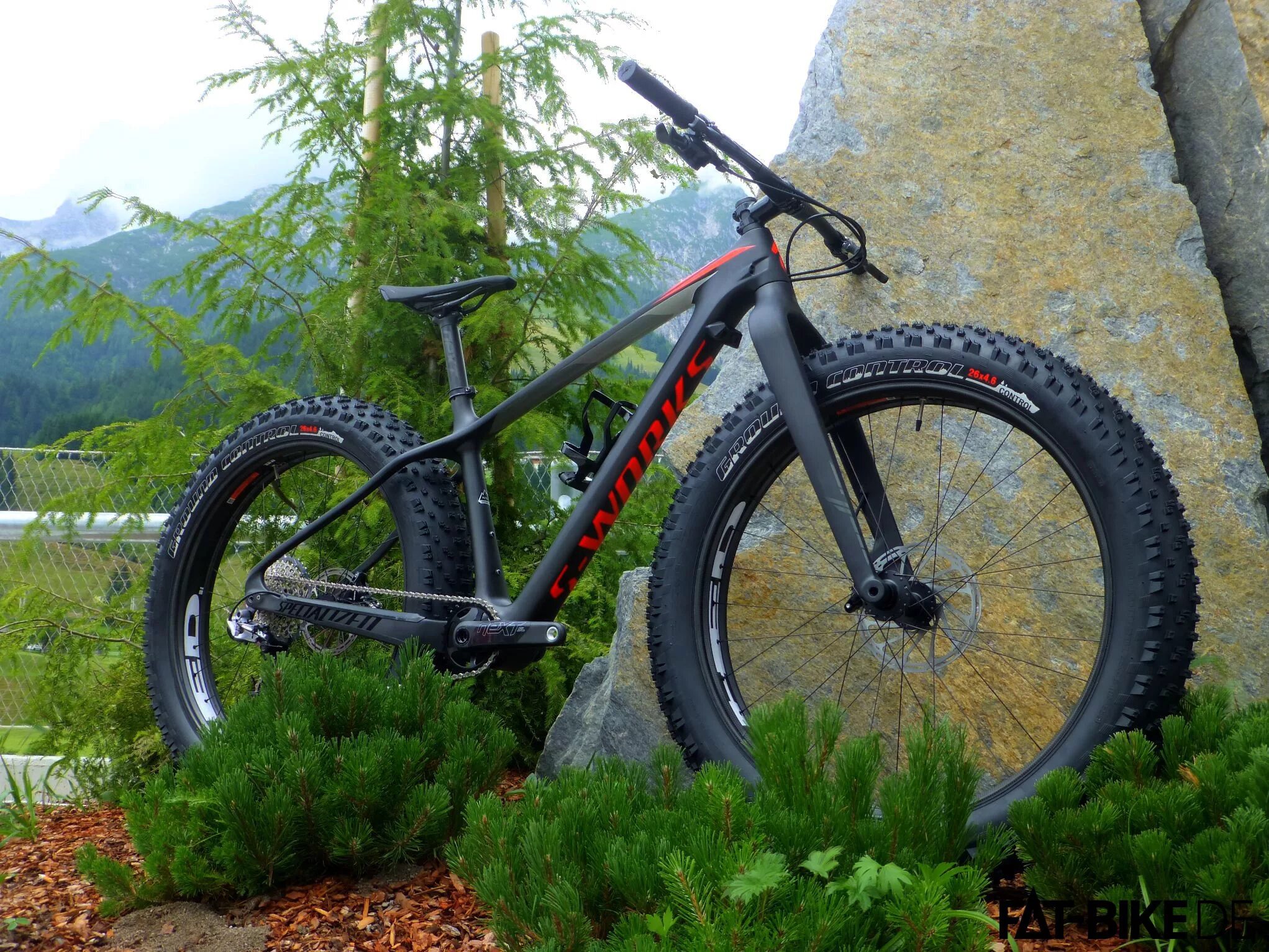 Specialized Fatboy 2018. Спешилайзед фэт байк карбон. Фэтбайк specialized. Фэт-байк specialized Fatboy Expert Carbon.