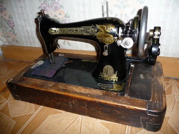Дорогая швейная машинка. Швейная машинка Singer Зингер. Zinger швейная машинка 1920. Швейная машина Зингер 1930. Зингер 72w12.