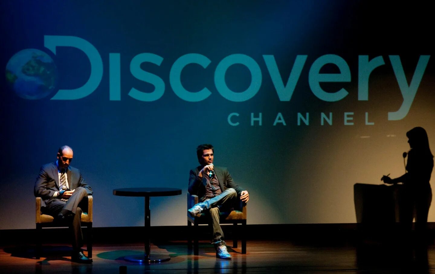 Телеканал дискавери программа. Дискавери канал. телеканал discovery channel. заставка канала discovery channel. телепередача канала дискавери.