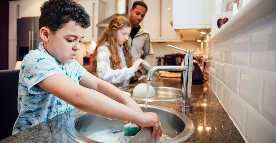 Washing the dishes with dad. Папа моет посуду. Pick up the dishes. Wash dishes with friends. She the dishes already