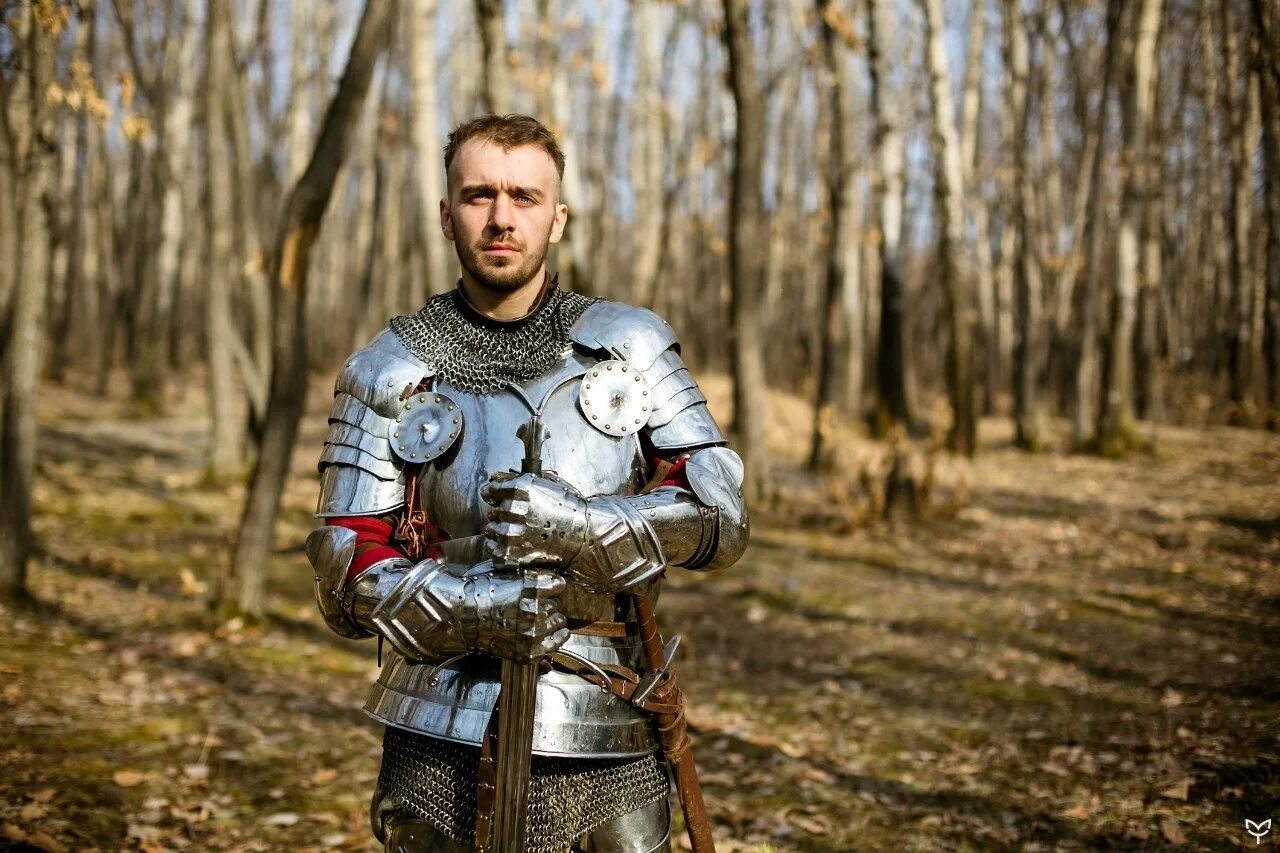 Ланселот рыцарь. Айвенго (4383). Воин в кольчуге. Джейми кэмпбелл бауэр камелот. Рыцарь и дама.
