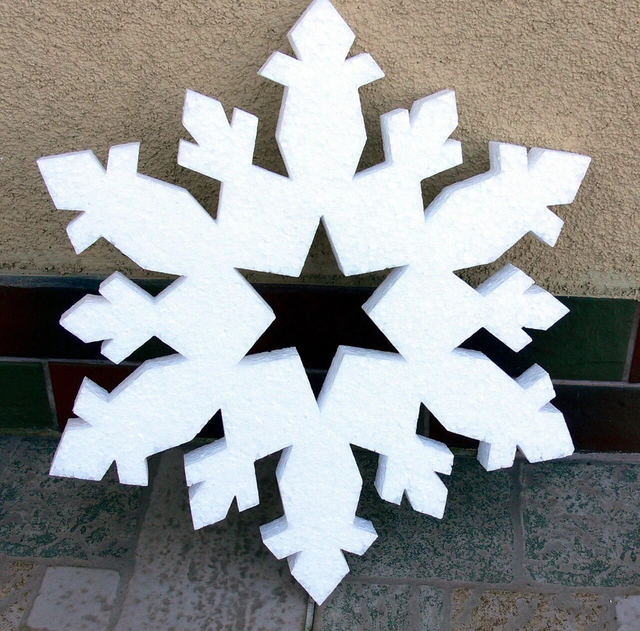Пенопластовые снежинки. Снежинки из пенополистирола. Снежинка изьенопласта. Снежинки из пенополистирола. Новогодние украшения из пенопласта.
