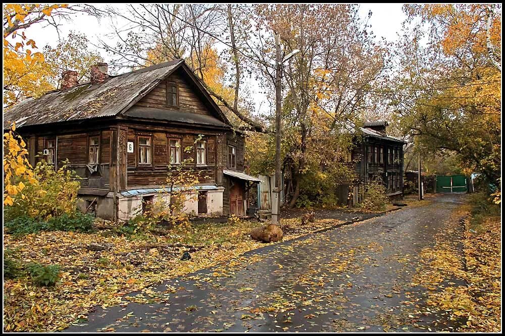 Старый домик. Старый дом в городе. Осень в Старом городе. Старый дом осень.