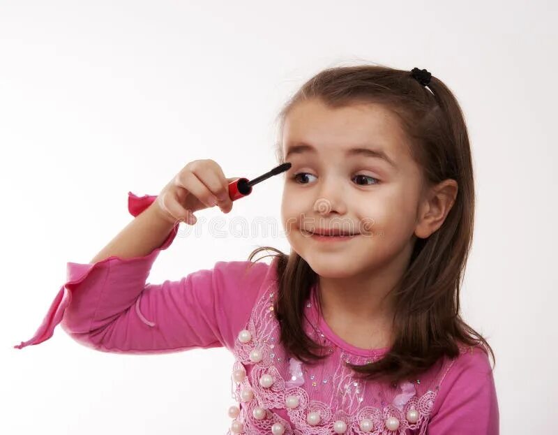 Во сколько можно краситься девочкам. Во сколько можно краситься девочкам. Во сколько можно краситься девочкам. Во сколько лет можно детям пользоваться взрослой косметикой. Девочка подросток красит ресницы.