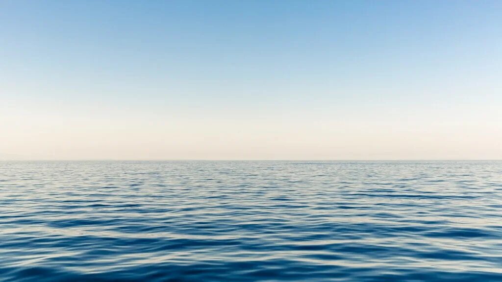 Море в открытом океане. Морская гладь. Море вода. Ровная гладь воды. Спокойное море.