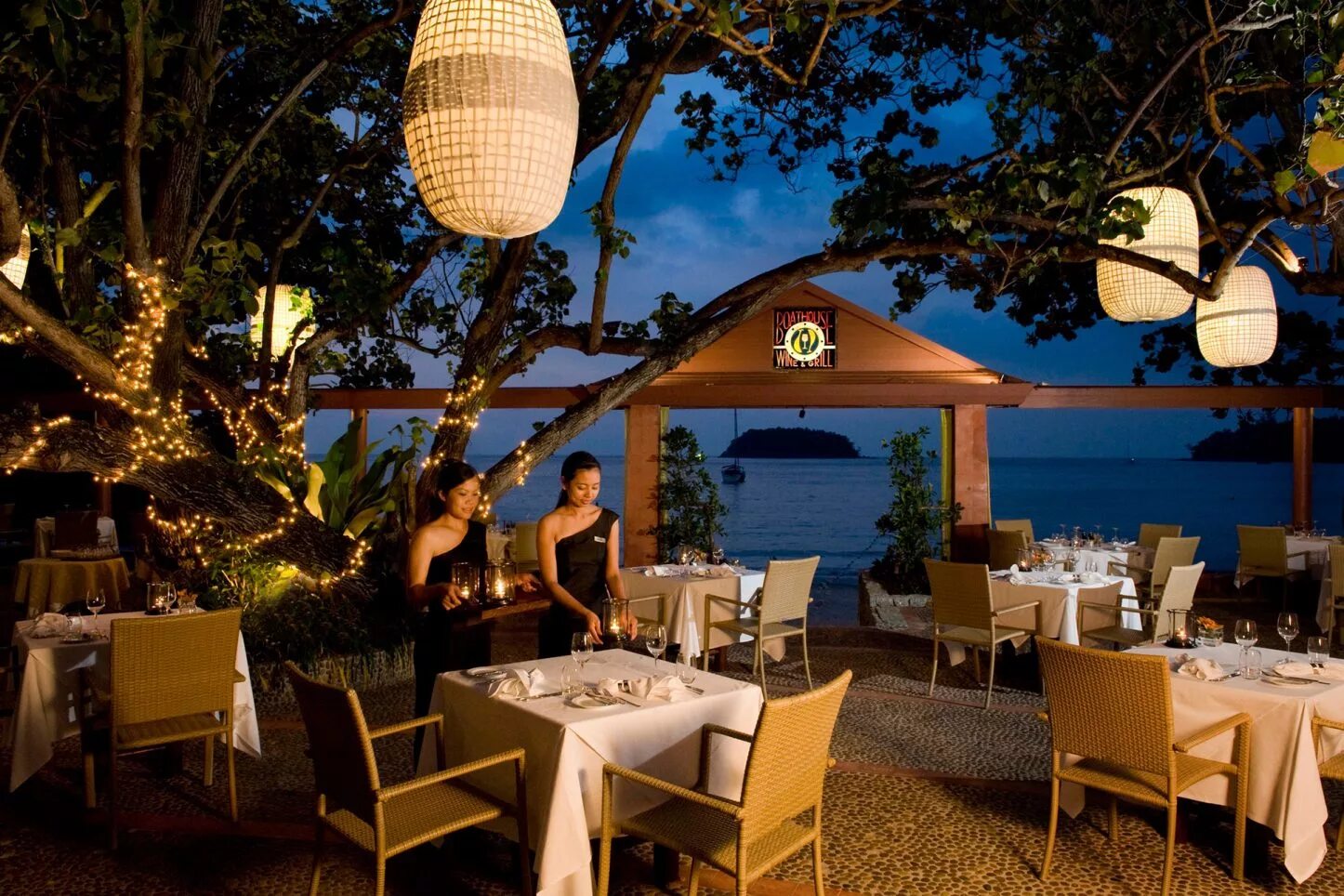 Терраса «парус» (ресторан «7 футов») владивосток. Синее море ресторан сочи. Кафе у побережья моря. Sensi амальфи · ресторан. Море рядом ресторан.