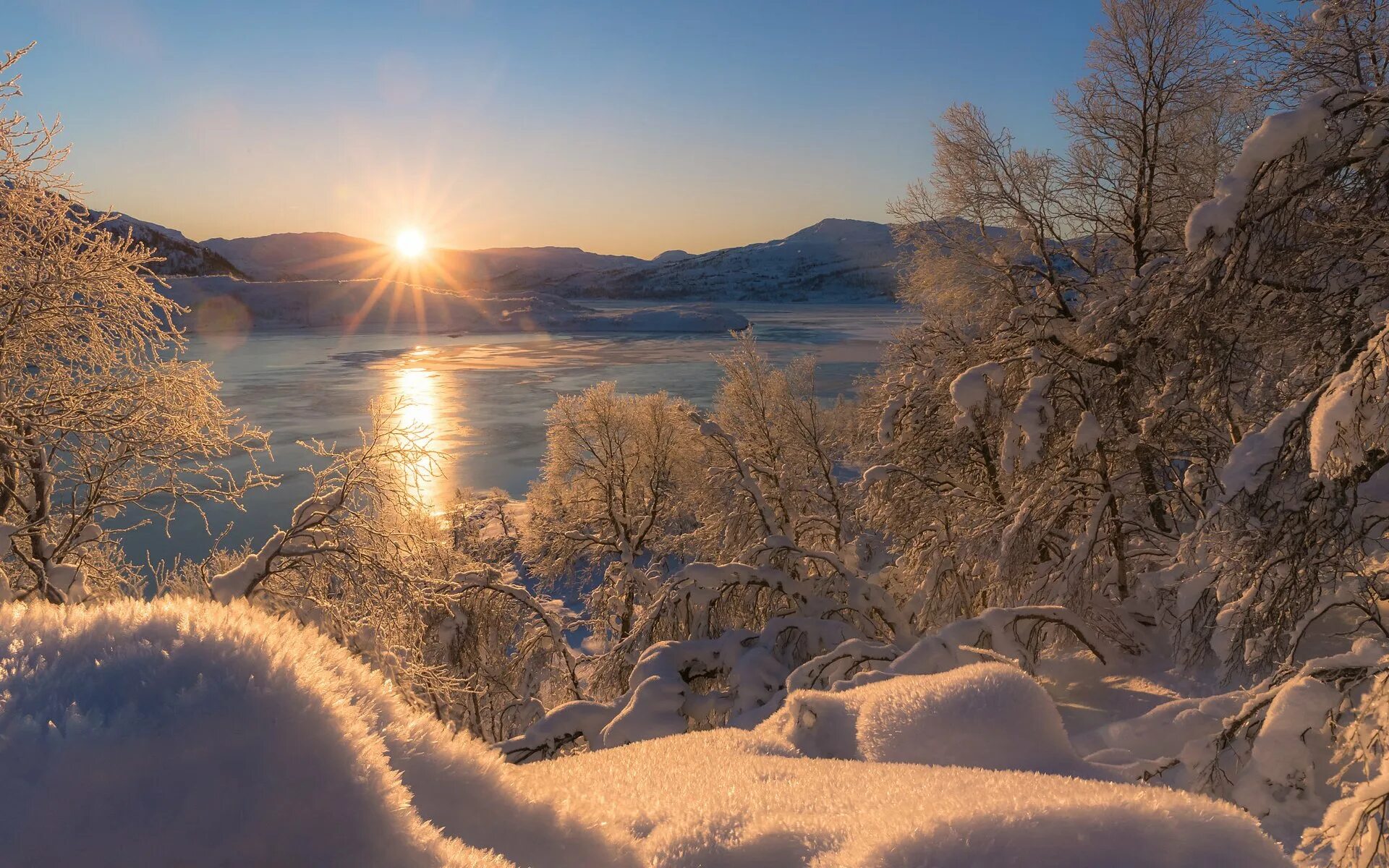 Снежное утро красивые. Jorn Allan Pedersen(Норвегия). Зима солнце. Зимний пейзаж. Зимний день фото.