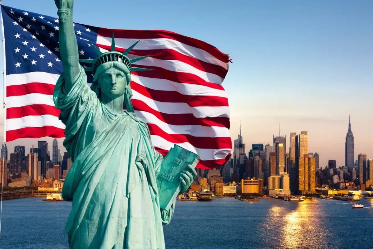 I was in the us. Статуя свободы Нью-Йорк. Флаг США И статуя свободы. Флаг Америки со статуей свободы. Соединённые штаты Америки (США).