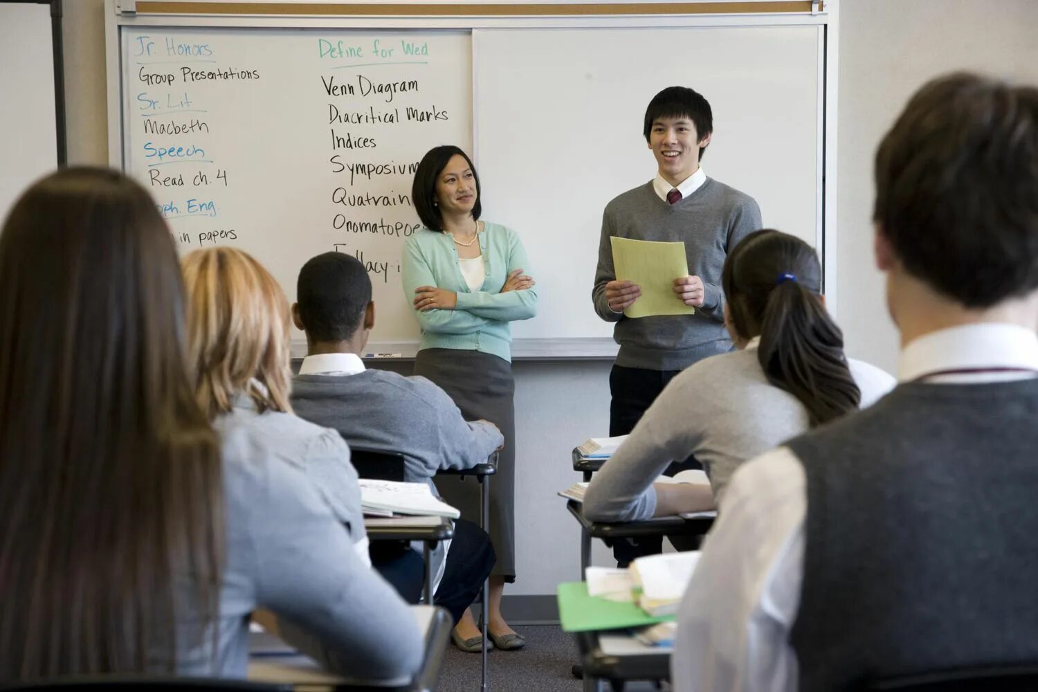 To train students. Английские студенты. Учитель английского и студенты. Преподаватель английского в университете. Учитель в университете.