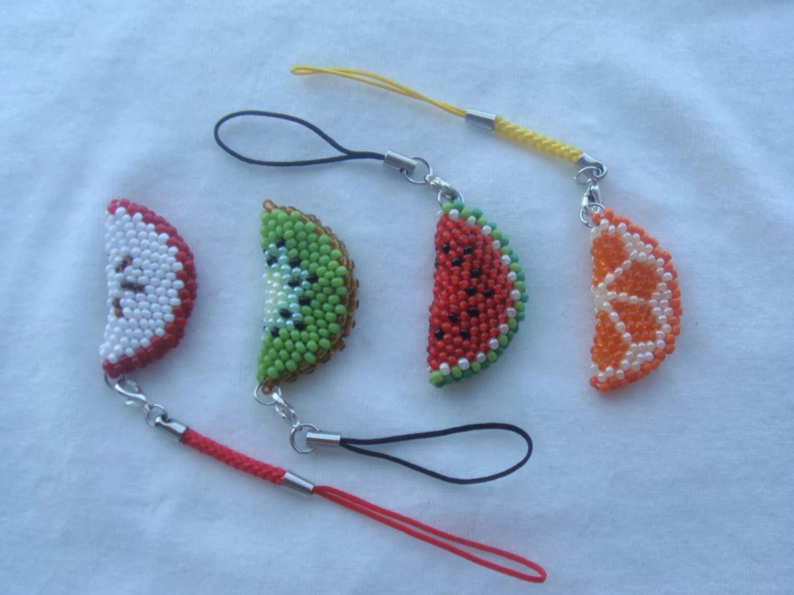 штучки из бисера для начинающих легкая. фигурки из бисера брелки. плетение из бисера цветы. интересная вещица из бисера. брелки из бисера.