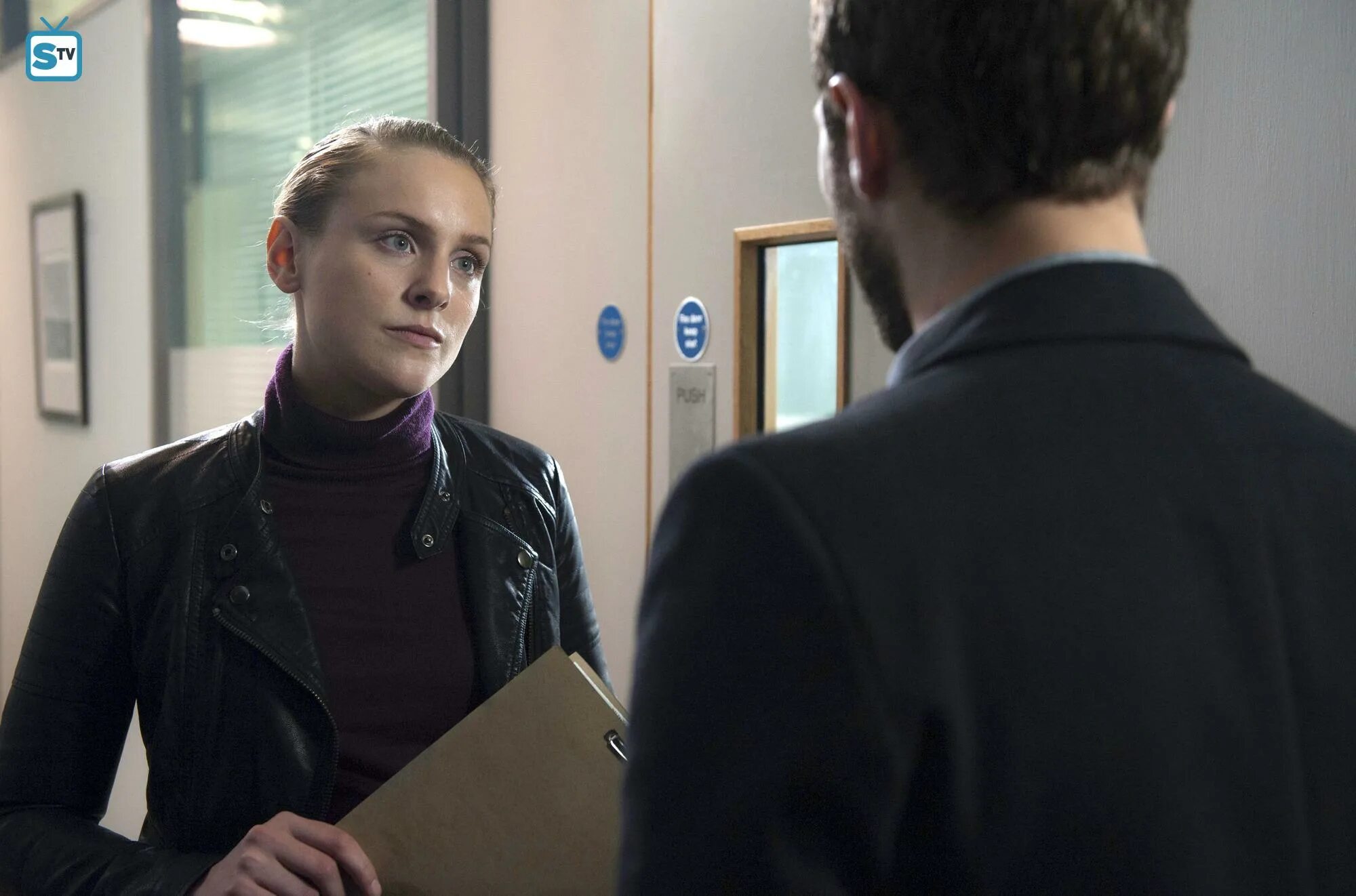 Даль крах. Даль крах. Крах сериал маньяк. Джейми дорнан сериал крах. Джейми дорнан крах.