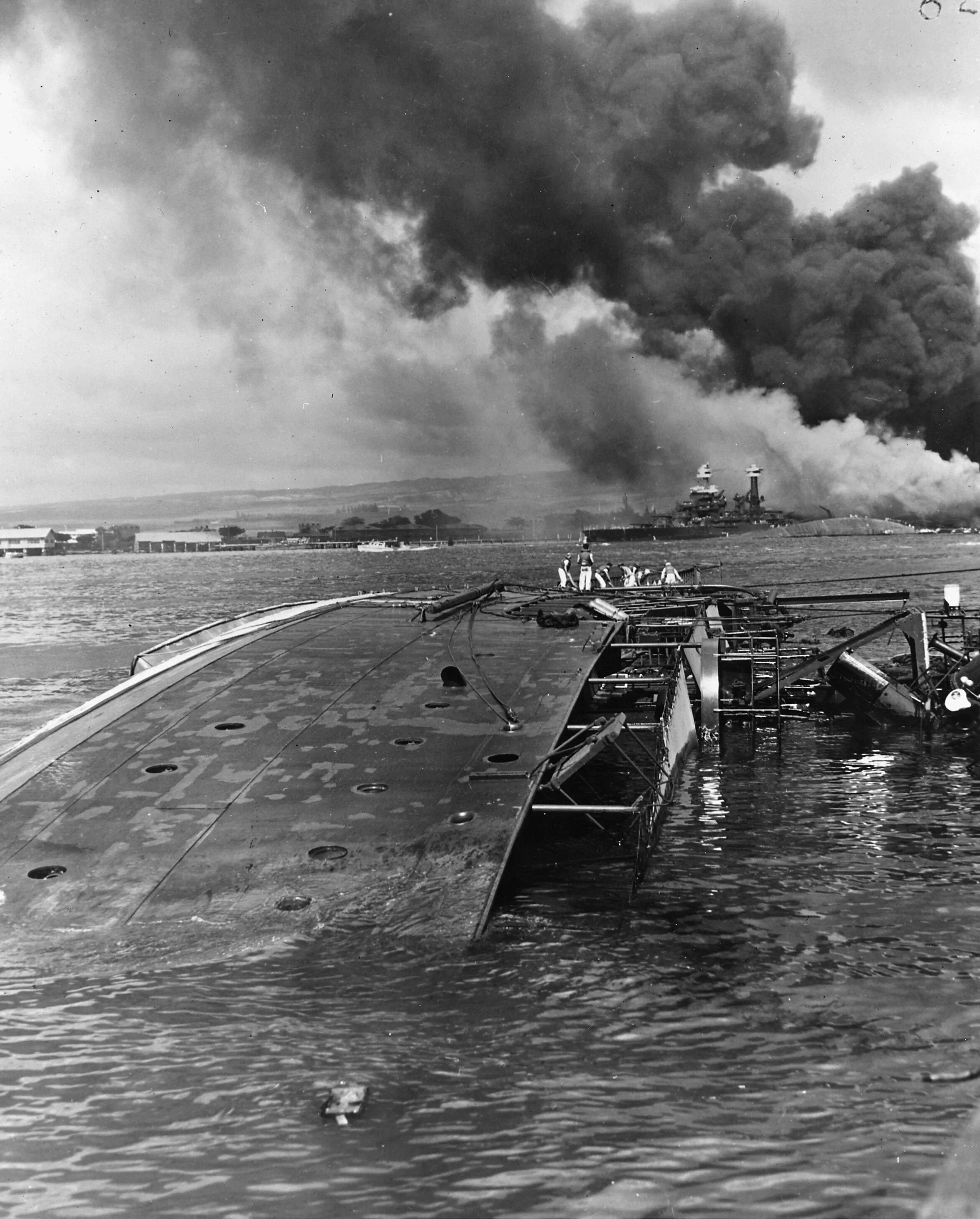 Перл харбор вторая мировая война. Нападение на пёрл-харбор 1941. Сражение в в пристани перл-харбор. Перл харбор 1941. Нападение японии на перл-харбор.