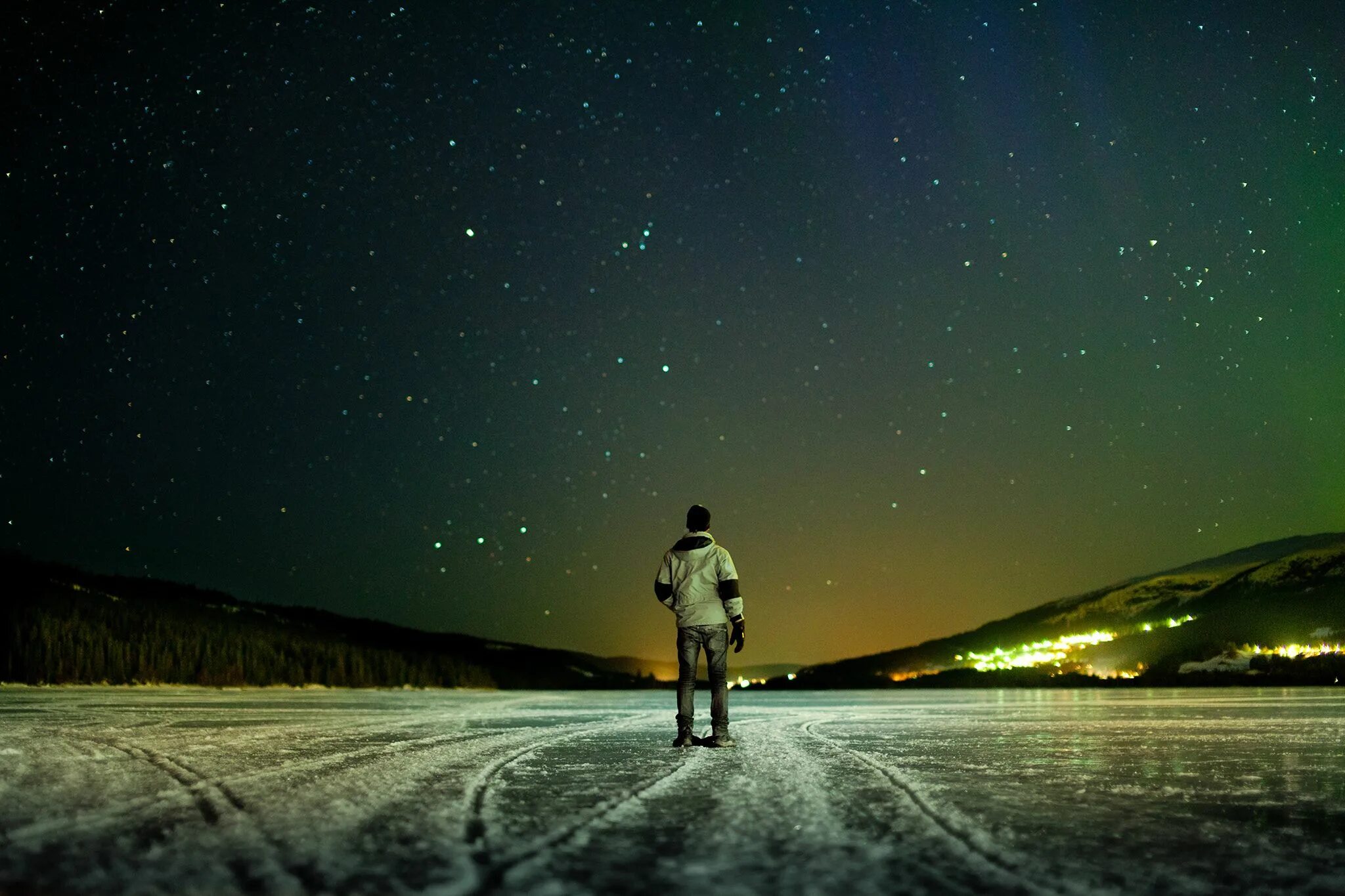 Look the sky is was. Человек под звездным небом. Человек в ночи. Одиночество в ночи. Одинокий человек.