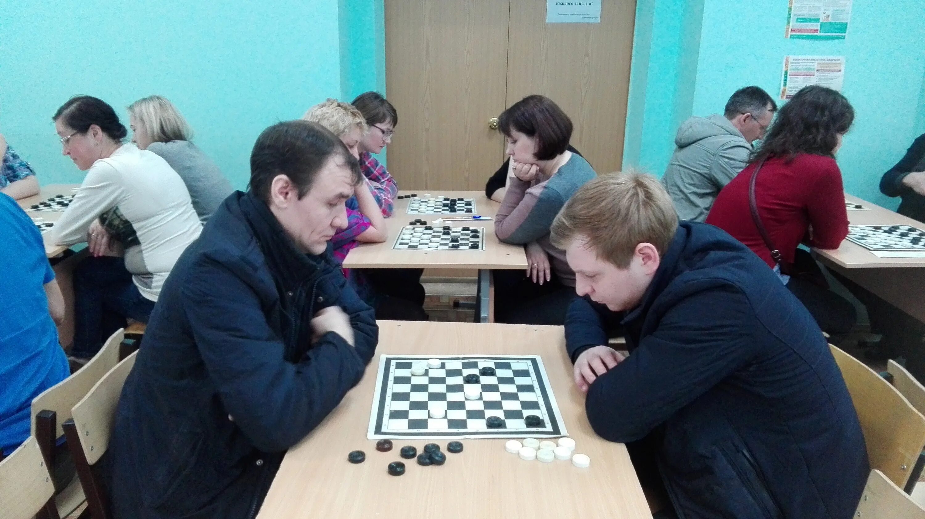 тимбилдинг на природе. эффективная работа в команде. спортивный тимбилдинг. игра одна команда. тимбилдинг для коллектива.