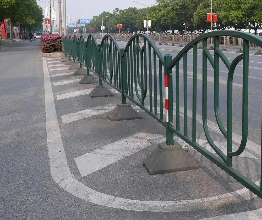 Ограждение тротуара. Ограждение тротуара. Парковочный столбик mmcite sl 150. Ограждение пешеходной зоны. Ограждения для тротуаров от машин.