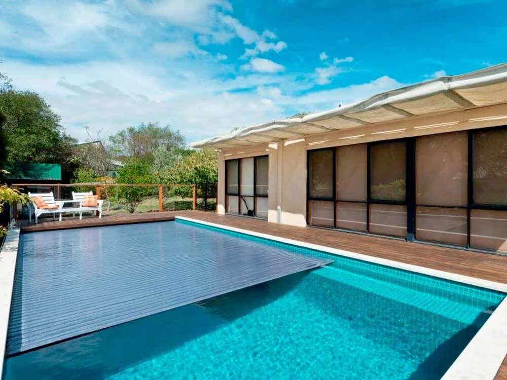 Роллета для бассейна. Ролло солар автоматическое покрытие для бассейна. Стеклянные крыши для бассейнов. Жалюзи для бассейна грандо. Жалюзийные покрытия для бассейнов.