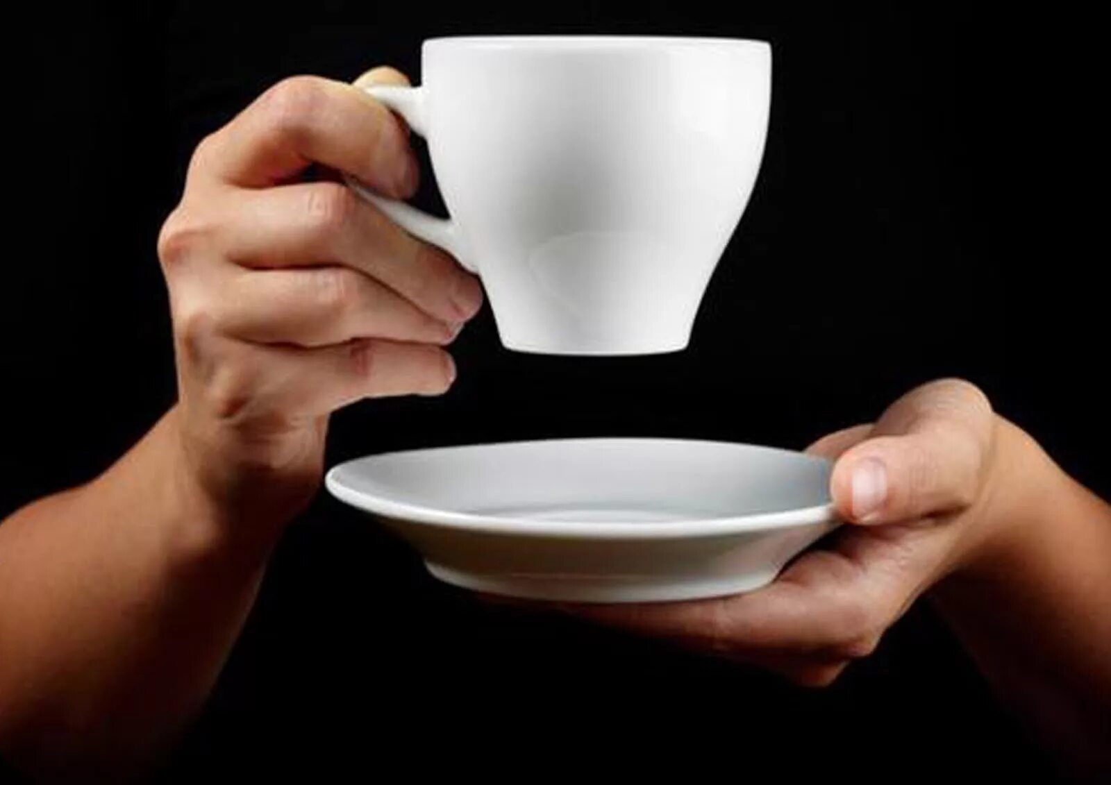 Cup a feel. Чашка в руках. Держит чашку. Кружка рука. Чашка и блюдце в руках.