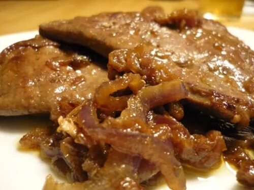 Как приготовить свиную печень вкусную и мягкую. Приготовление свиной печени. Как приготовить свиную печень вкусную и мягкую. Печень свиная тушеная. Куриная печень с подливкой.