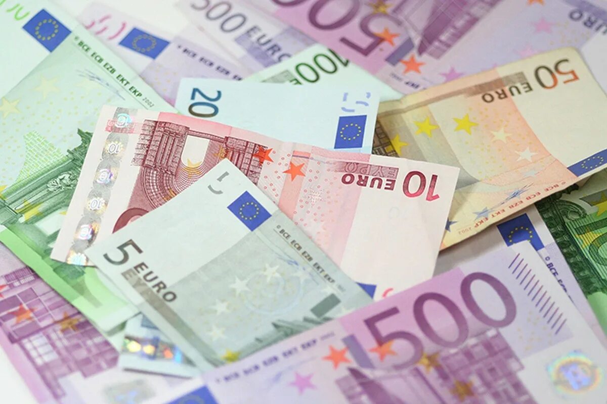 8 тысяч евро. Евро. Евро фото. Деньги евро. Наличные евро.