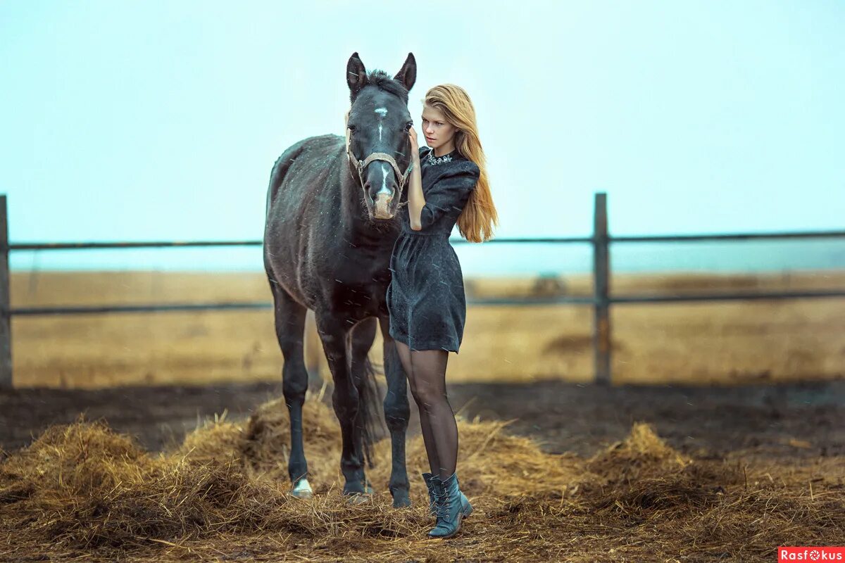 красивые девушки стоя. парень и девушка. девушка возле стены. мужчина и женщина на скамейке в парке. фотосессия с парнем.