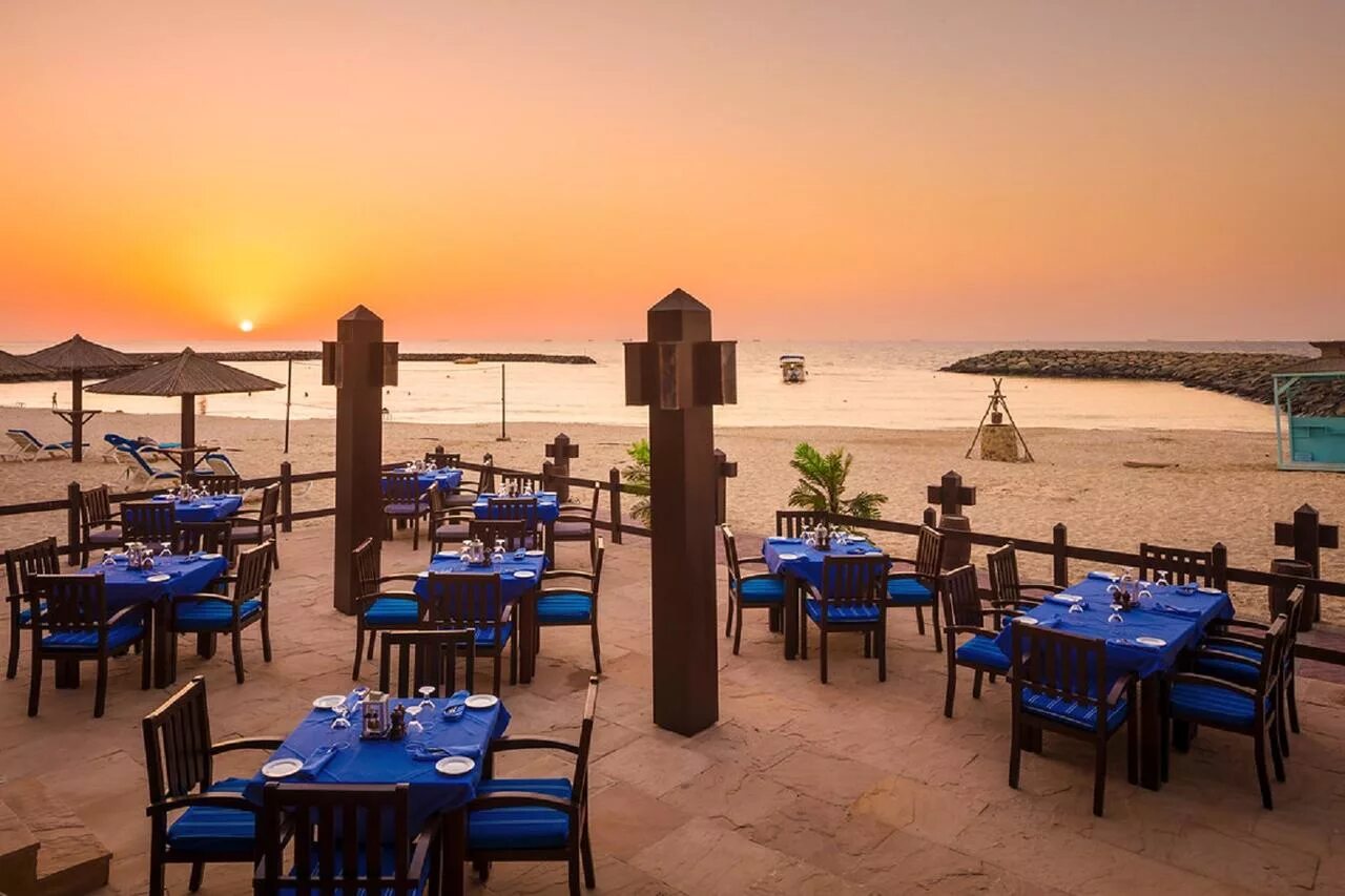 Корал бич шарджа 4. Отель coral beach resort sharjah. Шератон шарджа бич резорт. Resort sharjah. Sheraton sharjah beach resort & spa шарджа.