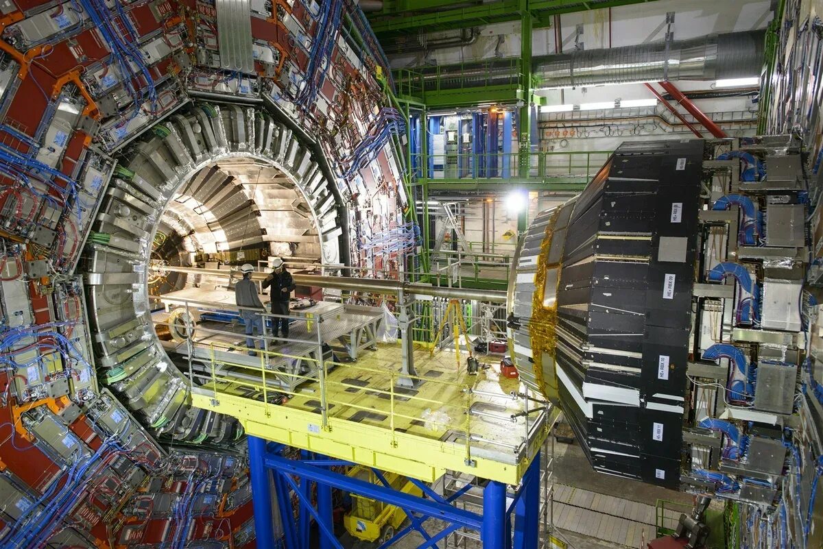 Церн швейцария. Большой адронный коллайдер ЦЕРН. Швейцария ЦЕРН коллайдер. LHCB большой адронный коллайдер. ЦЕРН ускоритель частиц.