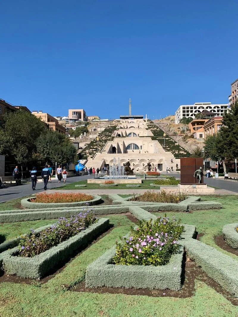 Каскад ереван фонтаны. Комплекс каскад ереван. Столица армении ереван. Скальный монастырь гегард. Парк победы ереван армения.