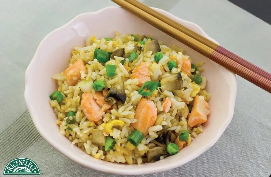 Rice 20. Жареный рис. Жареный рис с овощами. Жареный рис с лососем. Семга жареная с рисом.