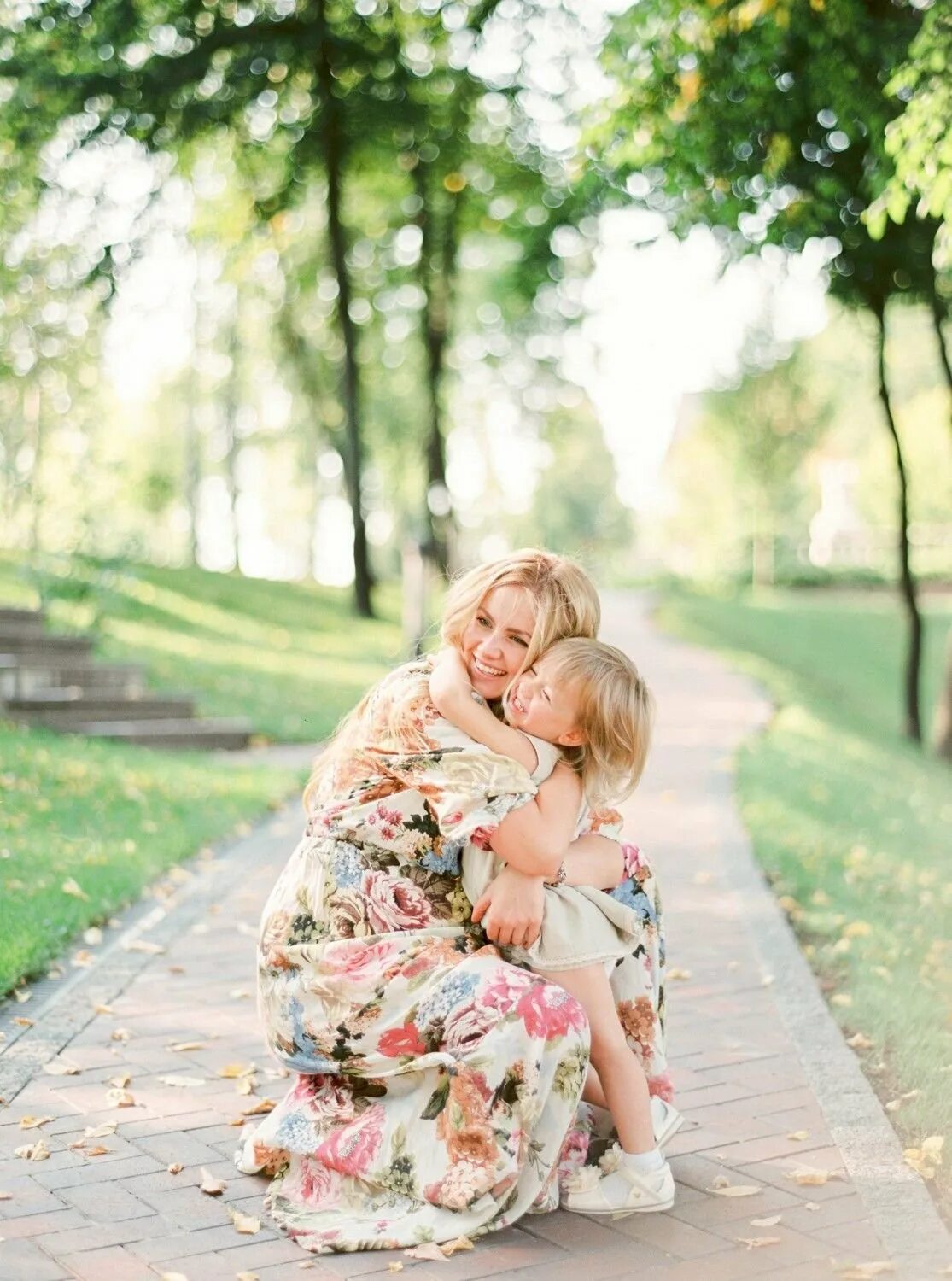 Мама и дочка на улице. Фотосессия мама и дочка на природе летом. Прогулочная фотосессия летом с малышом. Фотосессия мама и дочка на улице. Фотосессия с младенцем на природе.