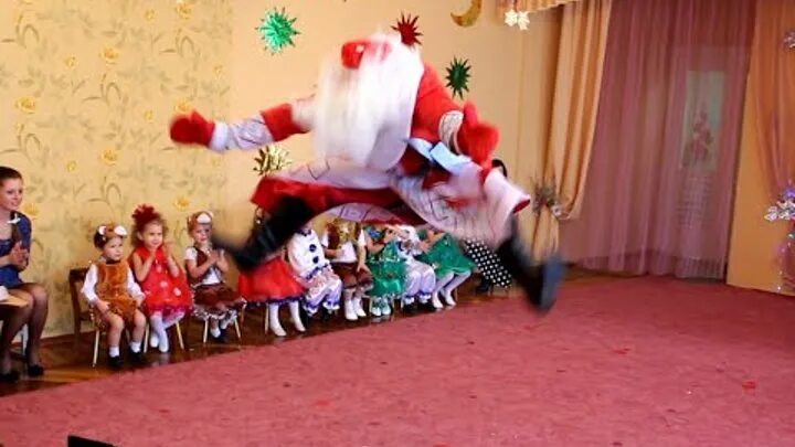 танцующий дед мороз на утреннике в детском саду. танец дедов морозов в детском саду. дед мороз зажигает в детском саду. танец деда мороза в детском саду музыка. танец деда мороза в детском саду.