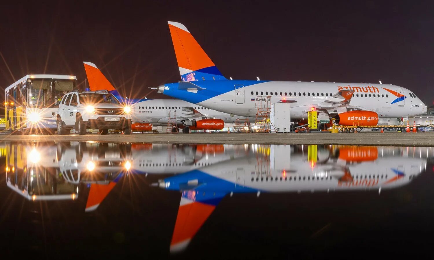 Есть ли самолеты в москву. Самолет авиакомпании «Азимут» Sukhoi Superjet 100. Азимут авиакомпания Авиапарк. Самолеты компании Азимут. Самолётный парк авиакомпании Азимут.