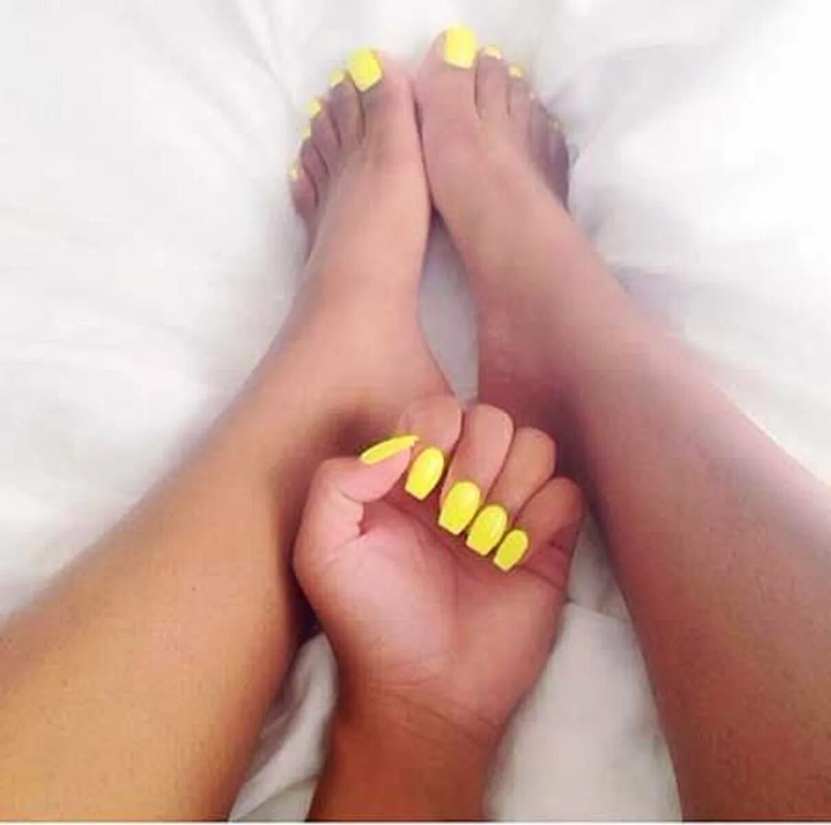 Желтые стопы. Ногти на ногах желтого цвета. Маникюр и педикюр желтого цвета. Маникюр педикюр жёлтый неон. Неоново-желтый маникюр, педикюр.