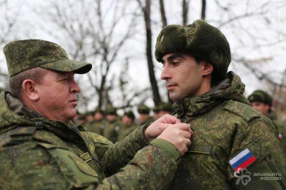 Командир в течение нескольких. Командир и военнослужащие. Командир Российской армии. Командир и солдаты. Военный командует.