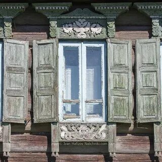 Окно с наличниками и ставнями