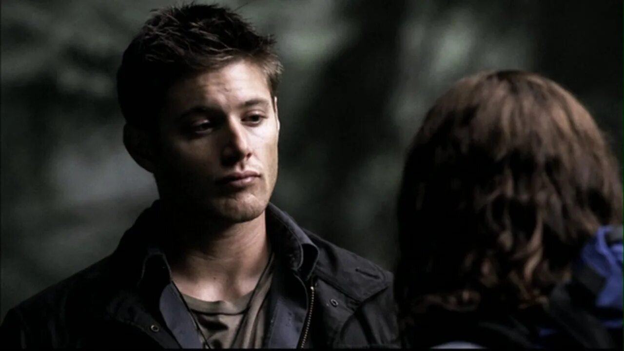 Дин винчестер скринкапсы. Дин винчестер с мачете. Сэм и дин братья. Дин винчестер сверхъестественное 1 сезон. Дин и сэм винчестеры 1 сезон 1 серия.