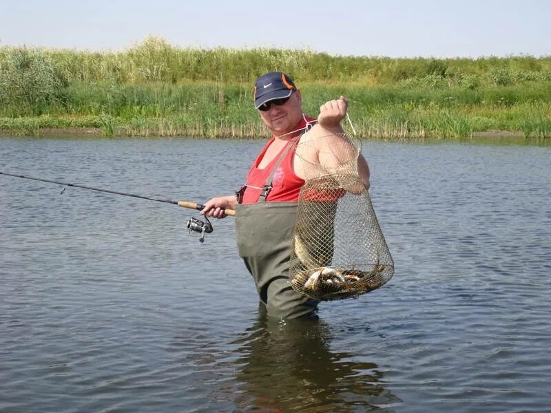 Снится ловить рыбу в чистой воде. Поймал большую рыбу на удочку. крупная рыба пойманная на удочку. ловлю на удочку большую рыбу. сон рыбалка.