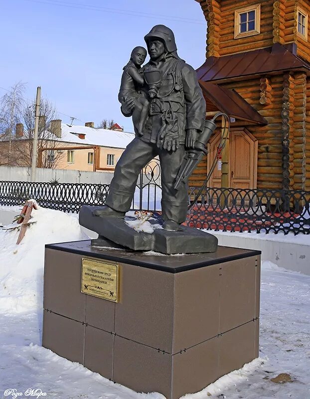 Памятники пожарной охраны курганской области. Памятник пожарному спасателю во Владимире. Памятник огнеборцам Нижний Новгород. Памятник пожарному в Вязниках.