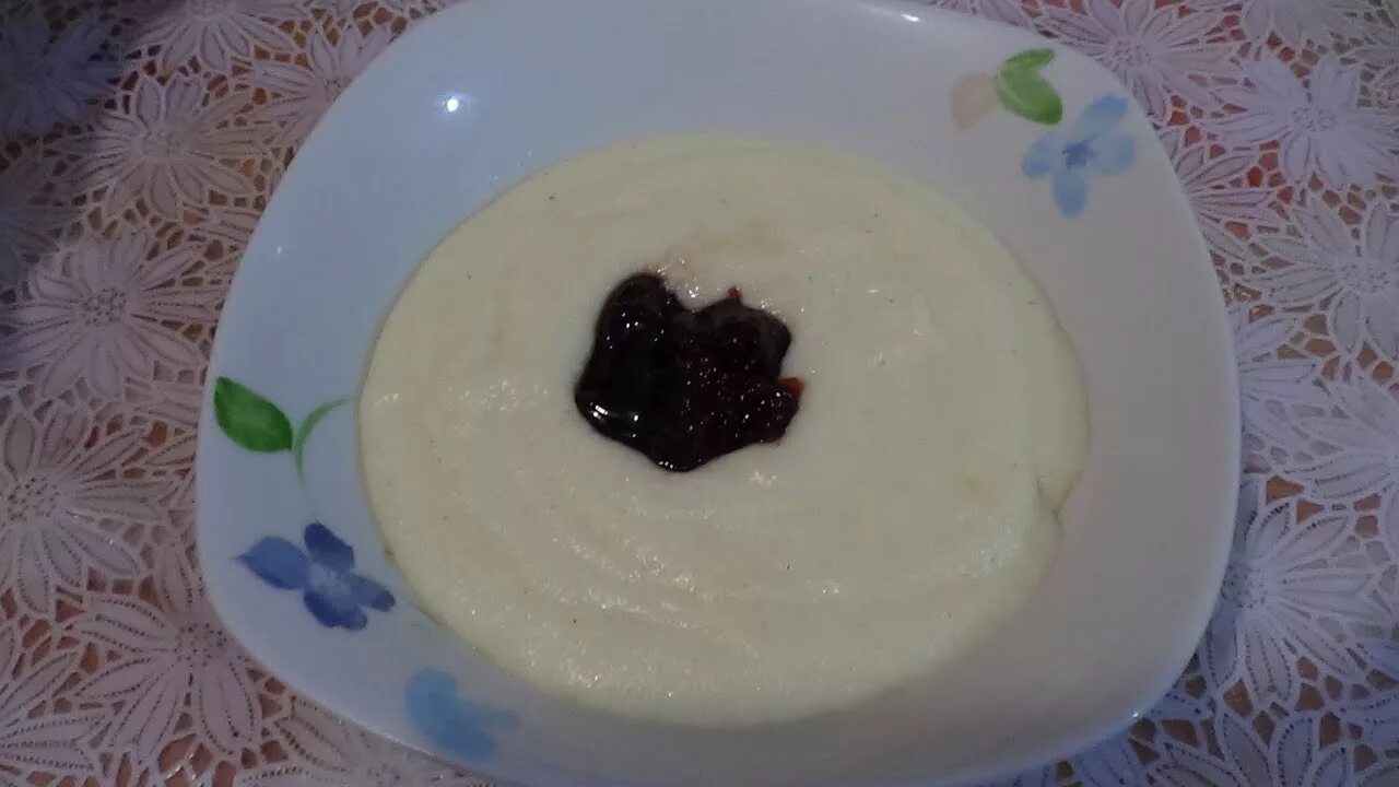 Манная в мультиварке на молоке. Манная каша с урбечом. молочная каша с комочками. манная каша на молоке с комочками. рисовая каша с урбечом.