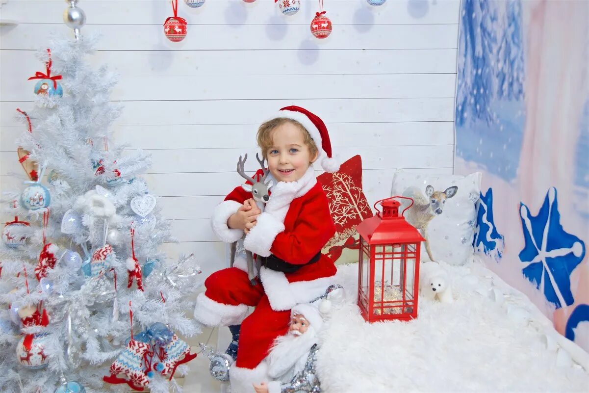 детский новый год. дети наряжают елку. новый год семья. новогодние подарки для детей. фотосессия новый год.